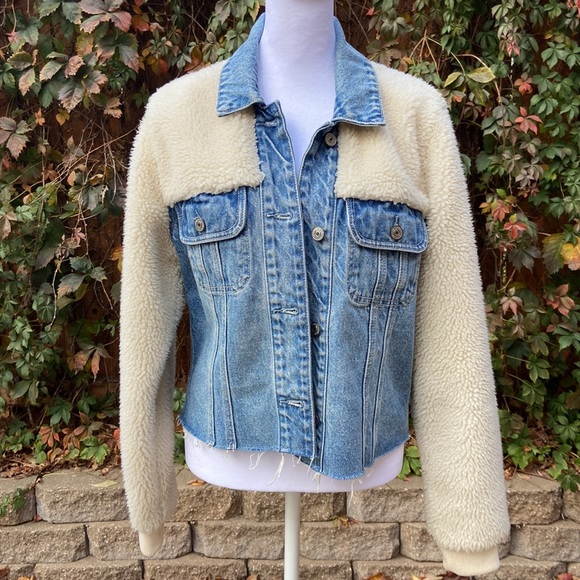 Abercrombie & Fitch Denim Jacket with Faux Sherpa Size Medium - Picture 3 of 5